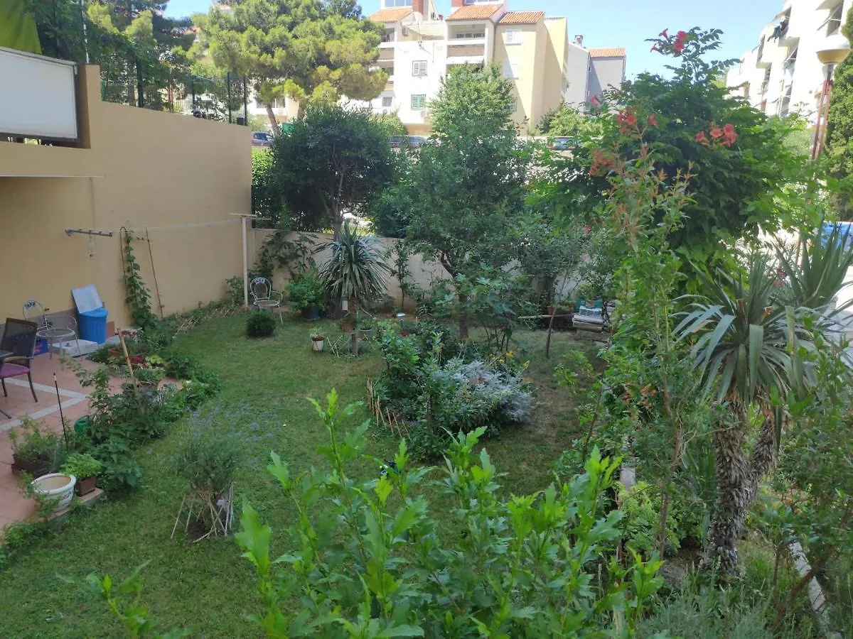 Spacious Apartment With Big Garden Near Beach Split